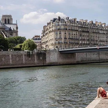 Appartamento Renove Parisien En Plein Coeur De L'ile Saint-louis Juste En Face De Notre-dame ! Parigi